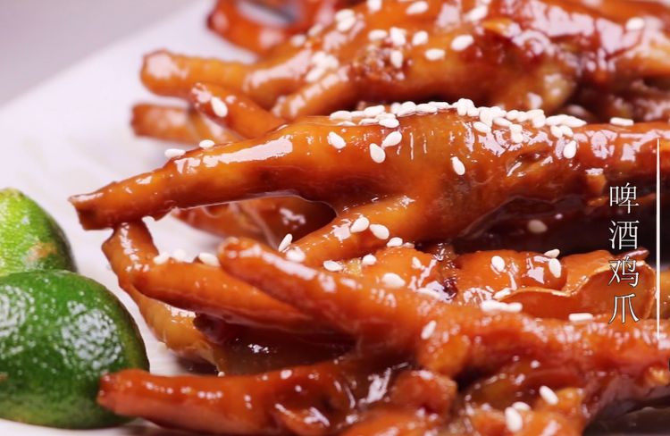 往鸡爪里倒入一瓶啤酒吃起来大呼过瘾