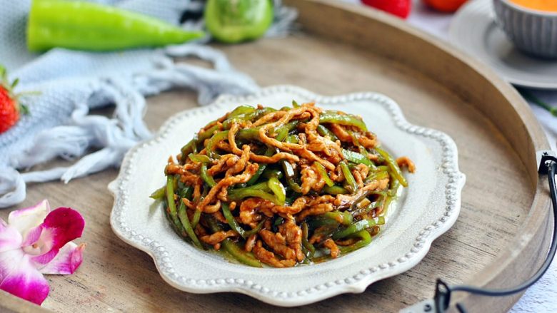 春节初二回娘家三鲜卤面四拌菜之二青椒炒肉丝