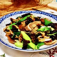 蒜苗木耳炒猪耳