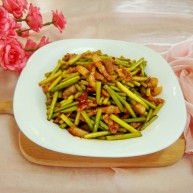 绿色美食＋蒜苔炒肉丝