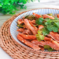 脆脆的卤煮耳搭配上酸酸辣辣的调料汁超级下酒