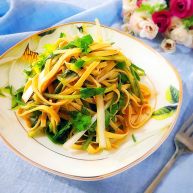 适合冬天里吃的凉菜香菜大葱拌豆皮