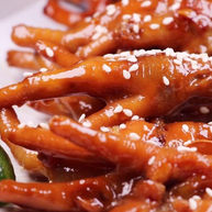 往鸡爪里倒入一瓶啤酒吃起来大呼过瘾