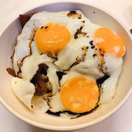 三眼荷包蛋叉烧饭