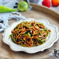 春节初二回娘家三鲜卤面四拌菜之二青椒炒肉丝