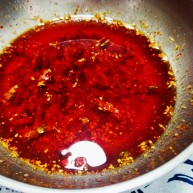 熬制香喷喷的辣椒油可以做各种凉菜