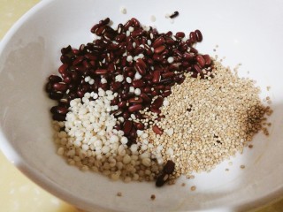 1、吃出好身材,三文鱼沙拉晚餐,赤小豆、薏米、藜麦提前洗净泡水,赤小豆具有去湿功效,比红豆形状小而长,色泽偏暗红。藜麦矿物质维生素膳食纤维丰富,有利于瘦身,没有藜麦可用燕麦代替。