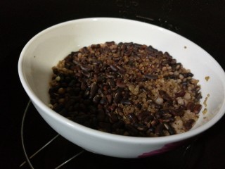 2、吃出好身材,三文鱼沙拉晚餐,入高压锅蒸熟,备用(这里是三人份)