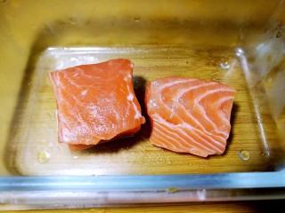 6、吃出好身材,三文鱼沙拉晚餐,三文鱼洗净沥干,用厨房纸吸去水分