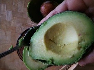 10、吃出好身材,三文鱼沙拉晚餐,用汤勺取出果肉