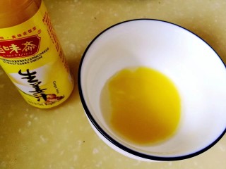 14、吃出好身材,三文鱼沙拉晚餐,取生姜末5克、胡椒大蒜粉5克、苹果醋5克、橄榄油15克,调成油醋汁。瘦身沙拉切莫用蛋黄沙拉酱,用色拉油、蛋黄、糖调制而成,热量高。