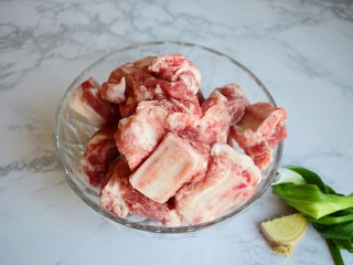 1、红烧排骨,准备食材