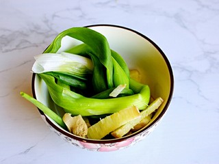 4、红烧排骨,葱打结姜切片