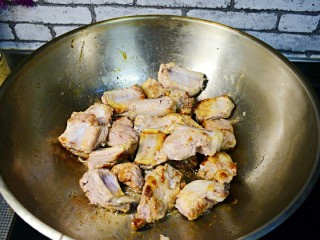9、红烧排骨,炒至上色