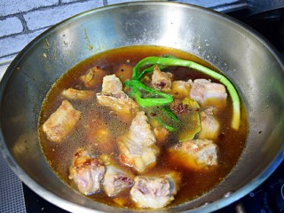 15、红烧排骨,加入没过排骨的开水