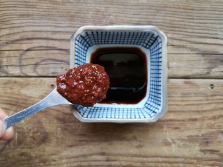 6、铁板豆腐,用蚝油，味极鲜酱油，蒜蓉辣酱调一份料汁。