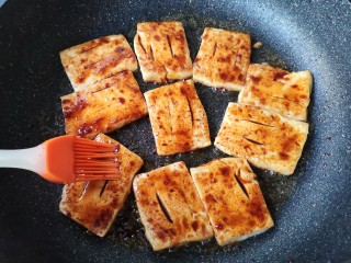 11、铁板豆腐,刷上调好的酱料。