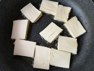 9、铁板豆腐,放入豆腐片。