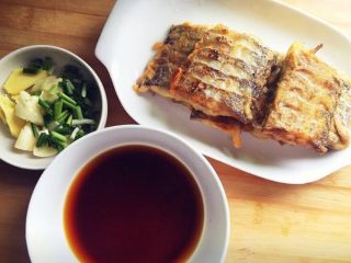 6、糖醋带鱼,煎好的鱼取出待用，准备糖醋汁。和葱姜蒜。
