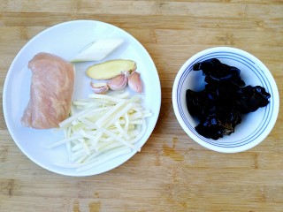 1、鱼香肉丝（川味版）,准备食材。