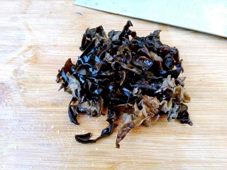5、鱼香肉丝（川味版）,木耳切成丝。