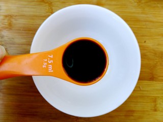 10、鱼香肉丝（川味版）,加入生抽约8ml。