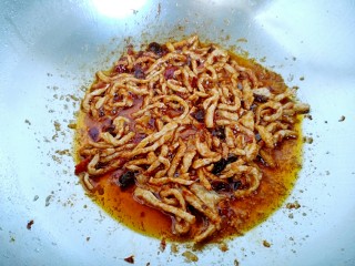 14、鱼香肉丝（川味版）,加入郫县豆瓣酱煸炒出红油。