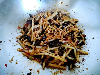 16、鱼香肉丝（川味版）,放入木耳笋丝翻炒均匀。