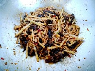 18、鱼香肉丝（川味版）,翻炒均匀即可关火出锅。