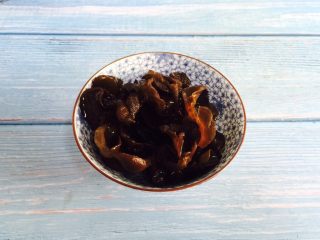 2、虫草花拌木耳,黑木耳泡发洗净沥干水分备用