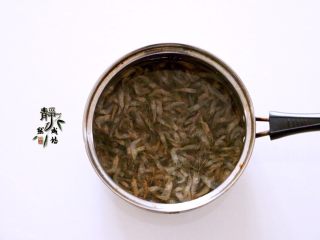 1、独家韭菜炒河虾,小河虾多过几遍清水洗净沥水待用。