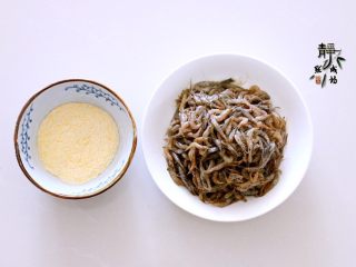 2、独家韭菜炒河虾,准备好细玉米面。小妙招要来了,仔细看哦!