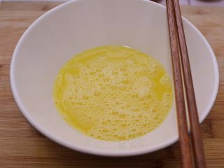 8、番茄炒蛋,鸡蛋打扫成蛋液。