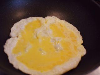 9、番茄炒蛋,锅中油烧热，放入鸡蛋。到这个程度就关火。