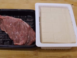 1、正宗地道的麻婆豆腐,主要食材：嫩豆腐和牛肉。