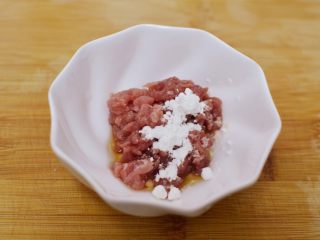 3、正宗地道的麻婆豆腐,放入料酒和生粉。