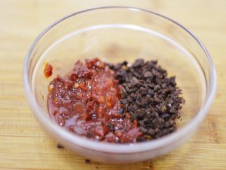 11、正宗地道的麻婆豆腐,切末，和郫县红油豆瓣酱混合。