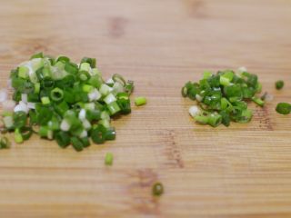 9、正宗地道的麻婆豆腐,小葱切葱花，分成两份，少的那份最后用来点缀。