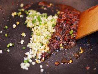 16、正宗地道的麻婆豆腐,调大火放入葱姜蒜末炒香。