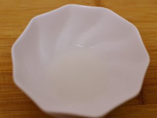 20、正宗地道的麻婆豆腐,在煮豆腐的时候，调一碗水淀粉。