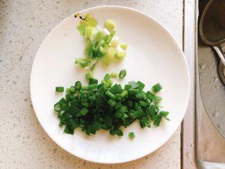 5、豆腐花哈汤,葱白与葱叶分别切碎。