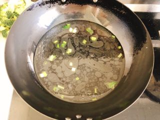 7、豆腐花哈汤,倒入纯净水。