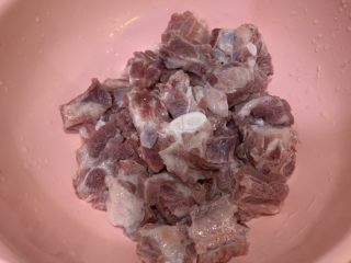 3、板栗炖排骨,排骨洗干净，沥干水