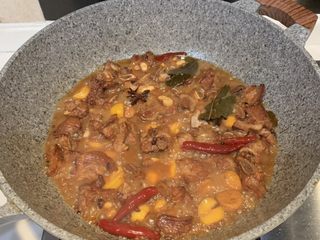 16、板栗炖排骨,焖好收汁后，加少许盐调味，撒上葱花就可以出锅啦