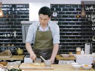 5、山城毛血旺,姜切块，蒜切沫，用刀将姜、蒜剁至末状