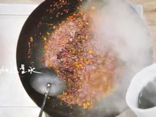 8、山城毛血旺,加入适量的水