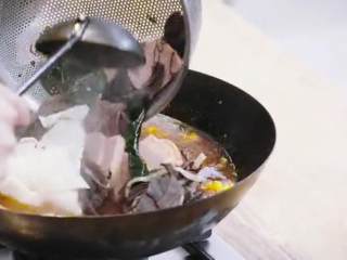 15、山城毛血旺,倒入花菜、毛肚、黄喉、鸭血、海带结、午餐肉、豆芽、莴笋