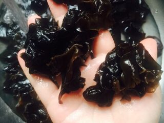 2、爽口木耳,在用水冲洗一遍，摘去根部