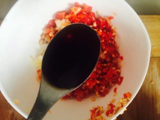 7、爽口木耳,两三勺醋，一勺生抽