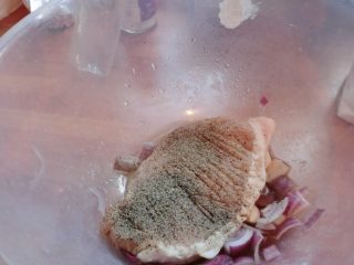 1、洛氏新煮义--烧烤黑椒猪肉VS烧烤孜然鱿鱼,猪肉用刀背拍一拍，然后加入洋葱末，黑胡椒粉，盐和些许料酒腌渍